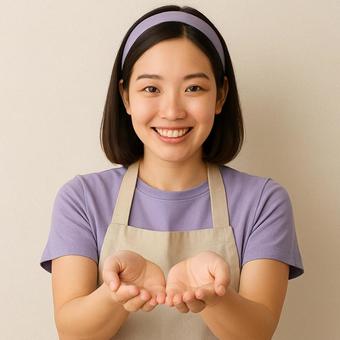 女性が笑顔ですくう様に両手を差し出す 女性が笑顔ですくう様に両手を差し出すの写真