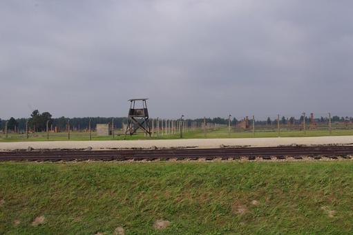 アウシュヴィッツ強制収容所の線路と監視塔 アウシュヴィッツ・ビルケナウ,アウシュヴィッツ,強制収容所の写真素材