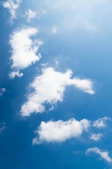 澄み渡る青空とふんわり雲の背景の写真