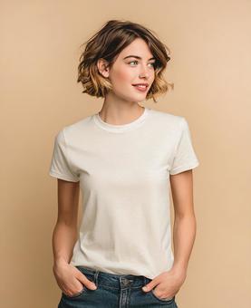 シンプルTシャツを着た自然体の女性の写真