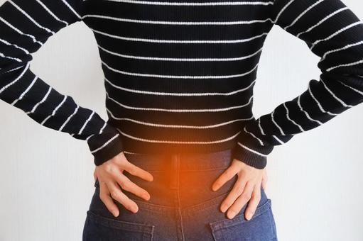 腰の痛みを感じる女性 腰の痛みを感じる女性 腰の痛み,腰痛,女性の写真素材