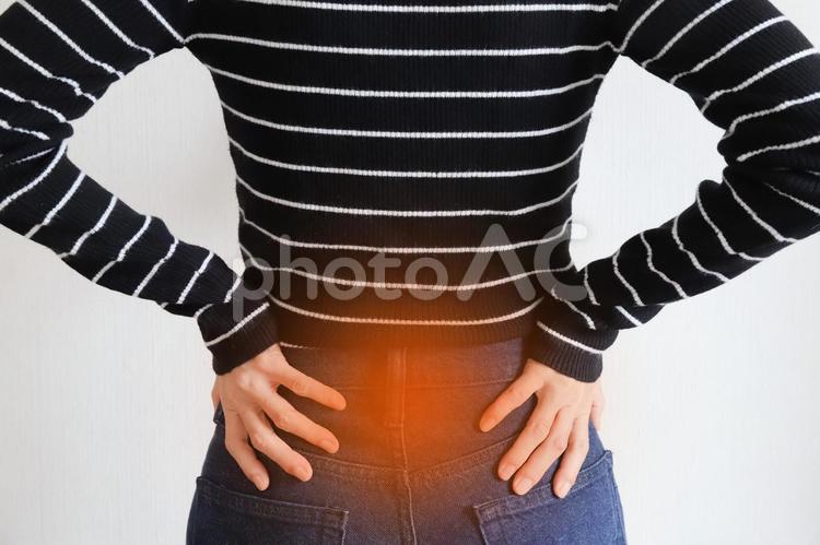 腰の痛みを感じる女性 腰の痛み,腰痛,女性の写真素材