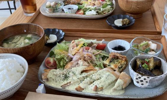 チキンにバジルのクリームソースを チキンにバジルのクリームソースを バジルクリームソース,チキン,鶏肉の写真素材