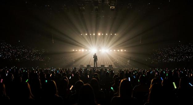 ペンライトで盛り上がるイベント会場 ペンライトで盛り上がるイベント会場の写真