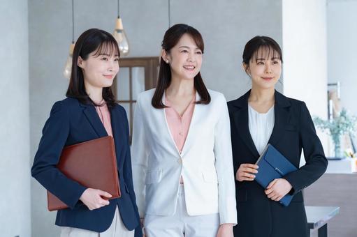 外を見つめる女性3人 外を見つめる女性3人 会社員,ビジネス,チームの写真素材