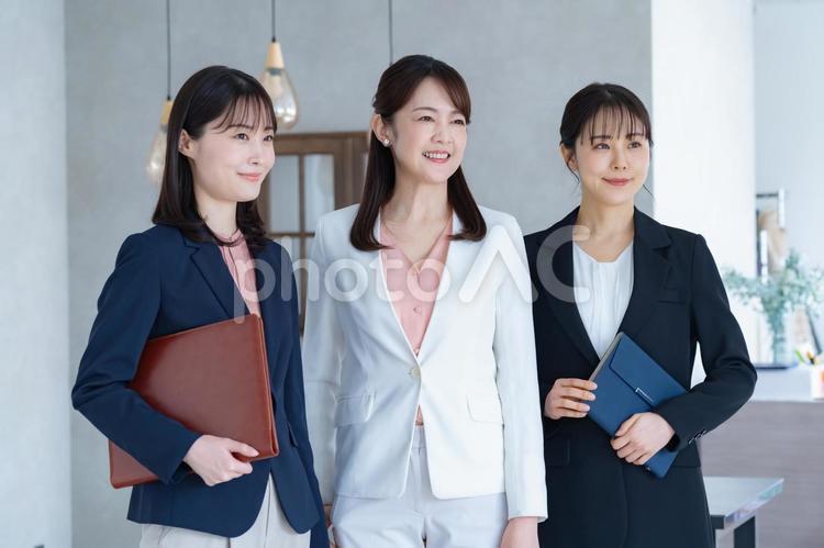 外を見つめる女性3人 会社員,ビジネス,チームの写真素材