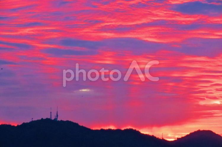 ９月下旬の大池からの朝焼けと薄明光線 背景,朝焼け,たそがれの写真素材