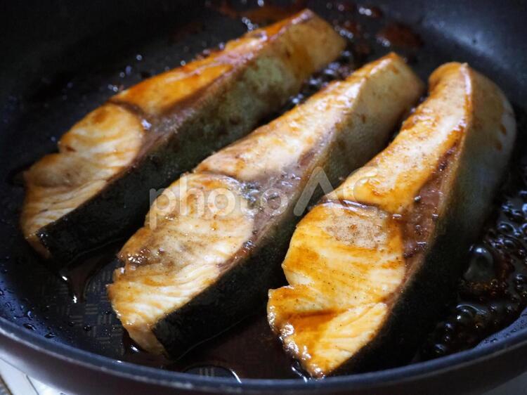 ブリの照り焼きを作る01 ブリの照り焼き,焼き魚,家庭料理の写真素材