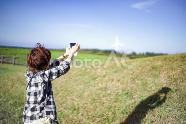 ※＜五島旅行＞魚津ケ崎で写真を撮る女性 女性,青空,公園の写真素材