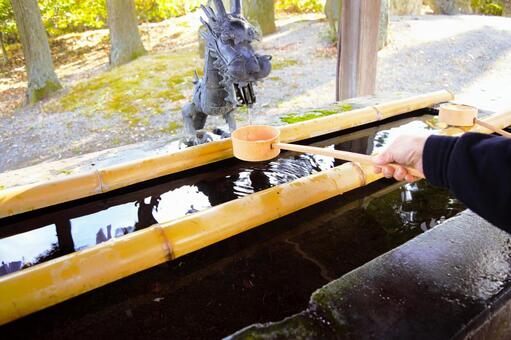 諏訪大社上社前宮　手水舎　長野県　1 諏訪大社,神社,手水舎の写真素材