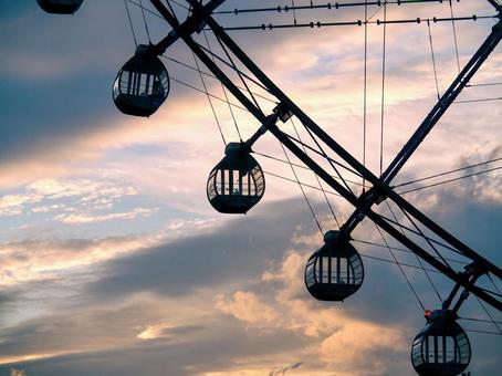 夕空とゴンドラ 夕空とゴンドラ 観覧車,空,ゴンドラの写真素材