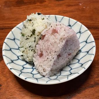 野菜と梅紫蘇おにぎり、二つ 野菜と梅紫蘇おにぎり、二つの写真