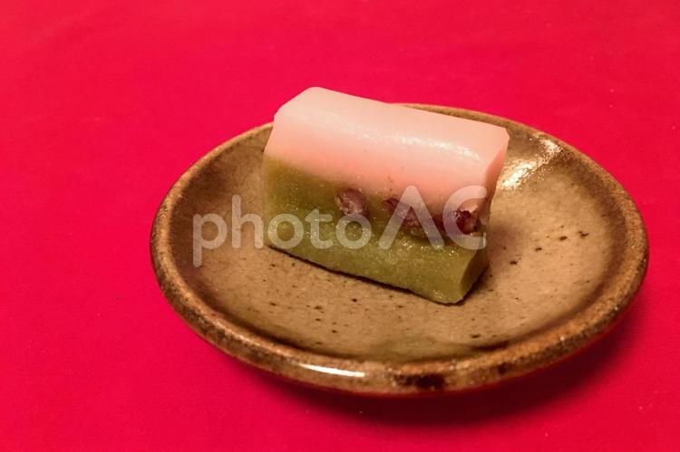 ういろう和菓子と赤い毛氈 和菓子,ういろう,茶道の写真素材