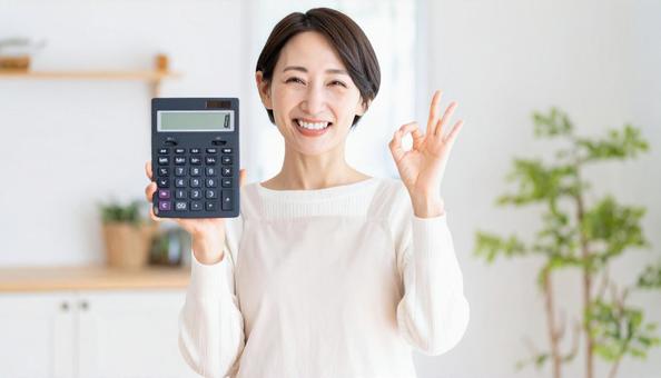 電卓を持ってOKサインを出すミドル女性 電卓を持ってOKサインを出すミドル女性の写真