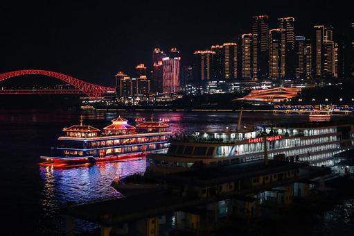 夜景・重慶の街並みと長江の遊覧船の写真