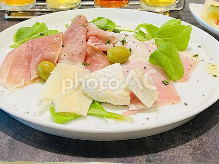 生ハムとチーズの盛り合わせ 生ハム,チーズ,盛り合わせの写真素材