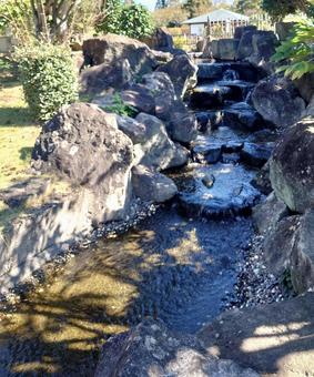 公園にある小川 公園にある小川の写真