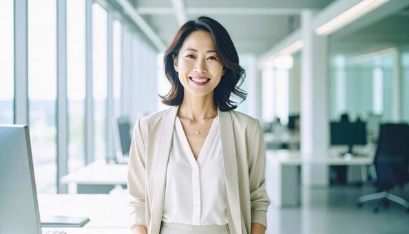 オフィスで働く女性 オフィスで働く女性の写真