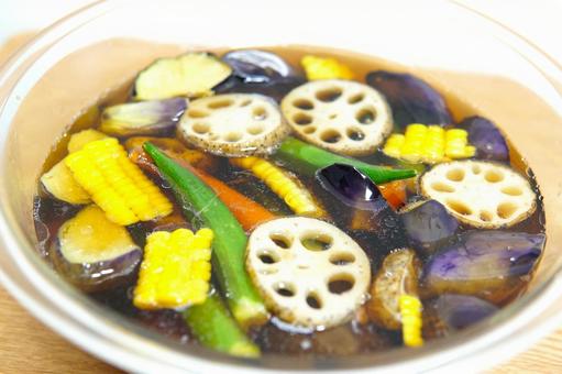 夏野菜の揚げ浸し(ボウルやや寄り) 夏野菜の揚げ浸し(ボウルやや寄り) 夏野菜,揚げびたし,副菜の写真素材