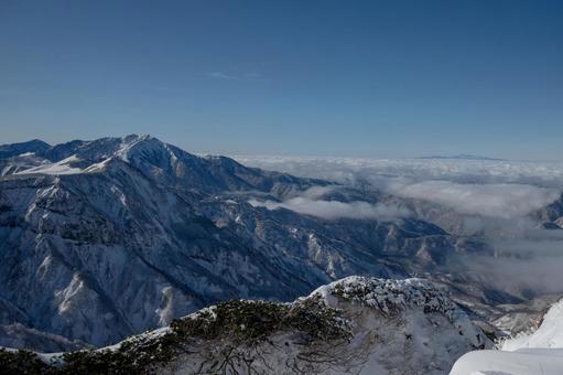 室堂展望台から見た初雪の薬師岳と白山 室堂展望台から見た初雪の薬師岳と白山 雪,山,風景の写真素材