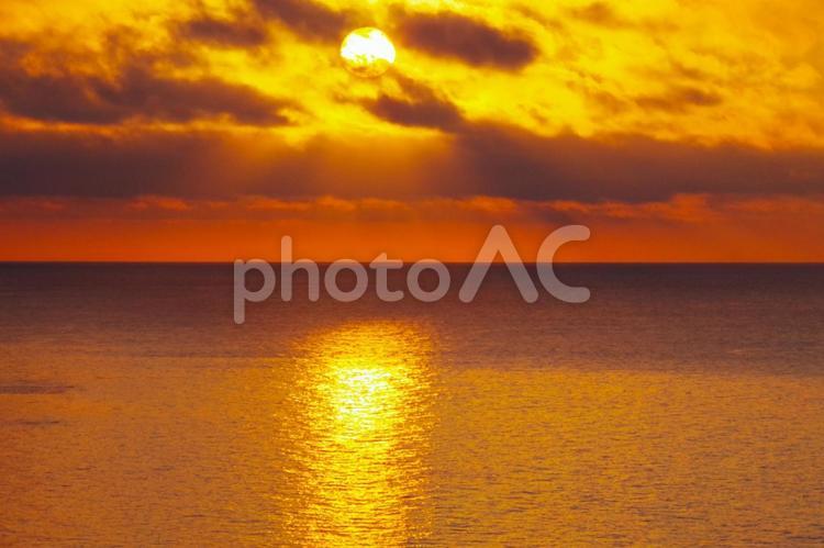 日本海の夕焼け 夕日,海,日本海の写真素材