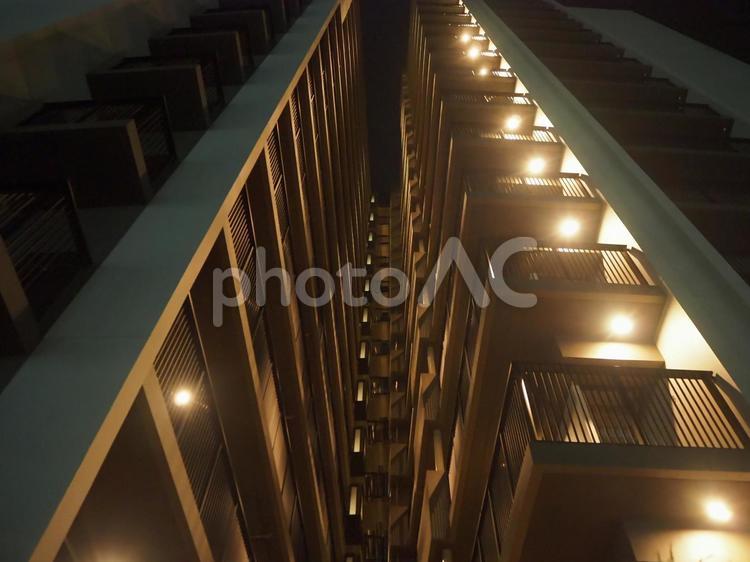 神秘的に輝く高層住宅のライト 高層住宅,マンション,タワマンの写真素材