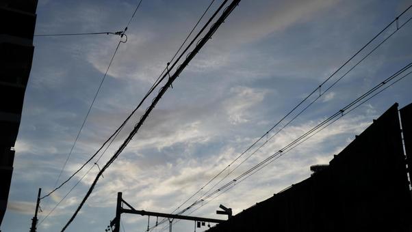 都会の狭い空と夕暮れ 都会の狭い空と夕暮れの写真