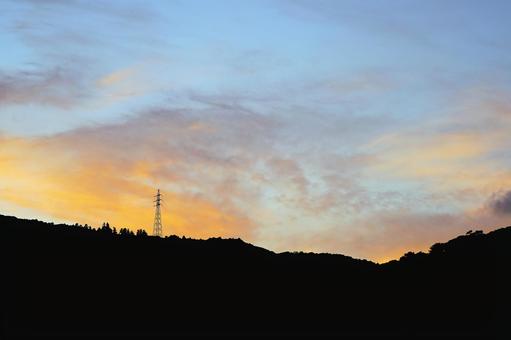 夕焼け 夕焼け 夕焼け,山,送電線の写真素材