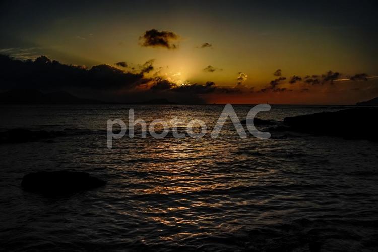 ＜五島の風景＞夏の日の出前の海の風景 風景,海,海岸の写真素材