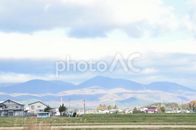 雫石町の11月の田園風景 岩手県,雫石町,岩手山の写真素材