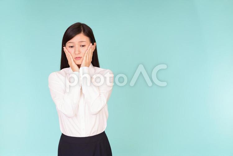 不安そうな表情の女性 女性,女,悩むの写真素材