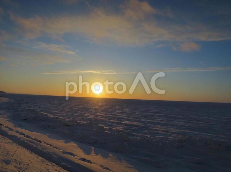 夕陽と流氷 日暮れ,太陽,暁の写真素材