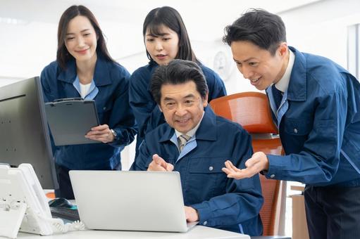 オフィスで働く作業服のエンジニア オフィスで働く作業服のエンジニア エンジニア,会議,不動産の写真素材