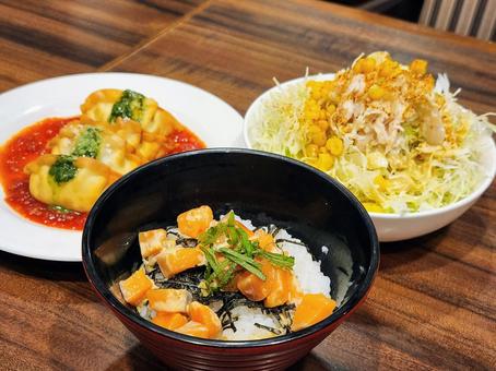サーモン小鉢定食 サーモン丼,丼物,鮭の写真素材