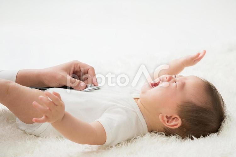 赤ちゃんと医者（泣く） 赤ちゃん,医者,泣くの写真素材
