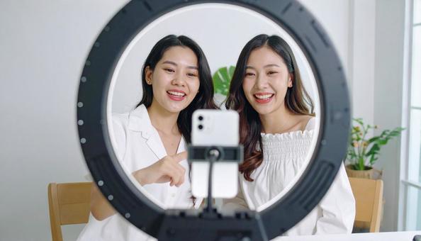ライブ配信する女性たち ライブ配信する女性たちの写真