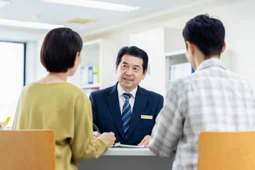 受付するプランナー 受付するプランナー 受付,営業,夫婦の写真素材