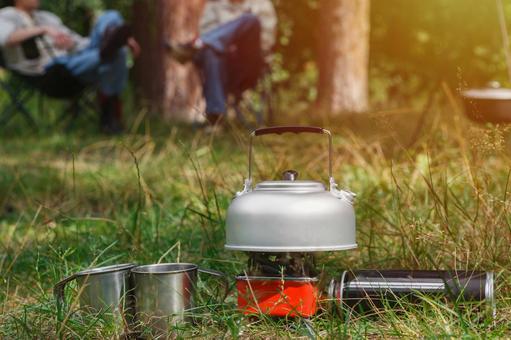 焚き火の上のケトル ケトル,マグカップ,コンロの写真素材