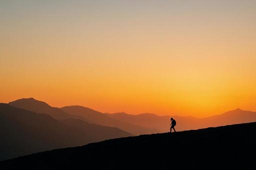 山稜に小さな登山者の写真