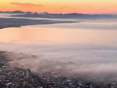 朝霧に包まれた函館 朝霧に包まれた函館の写真