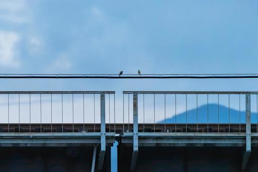ふたりの間にある鉄と空 ふたりの間にある鉄と空の写真
