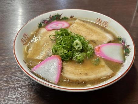 分厚いチャーシュー入り醤油ラーメン 分厚いチャーシュー入り醤油ラーメンの写真