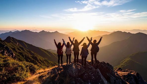 夏山で朝日に向かって手をあげる登山者 夏山で朝日に向かって手をあげる登山者の写真