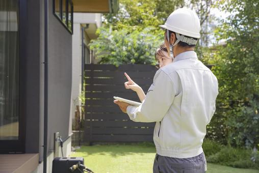住宅の打ち合わせをする建築業者と女性 住宅の打ち合わせをする建築業者と女性 住宅,家,マイホームの写真素材