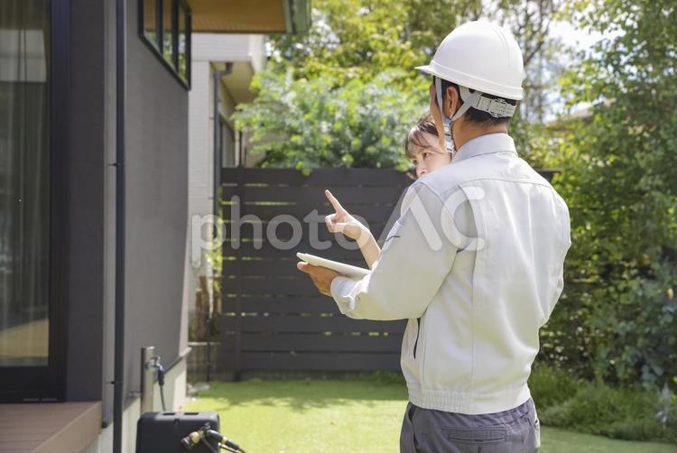 住宅の打ち合わせをする建築業者と女性 住宅,家,マイホームの写真素材
