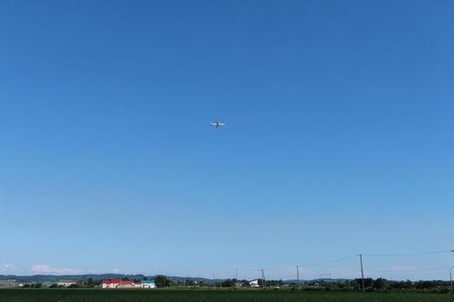 農地を飛ぶ飛行機 農地を飛ぶ飛行機の写真