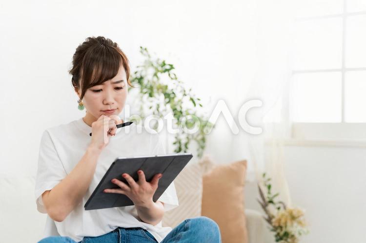 タブレットを使う女性（イラストレーター） タブレット,女性,イラストの写真素材