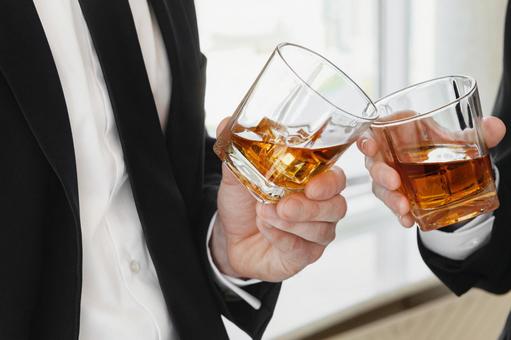 ウイスキーのグラスを持つ手元 グラス,乾杯,持つの写真素材