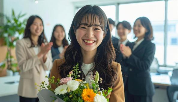 祝福され退職する女性社員 祝福され退職する女性社員の写真