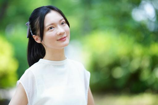 女性が横を向いて笑顔を見せるの写真